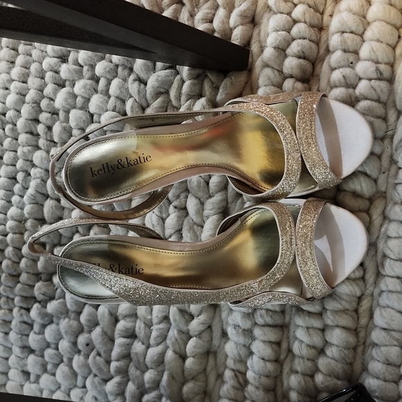 Gold sparkly high heels - Picture 1 of 3